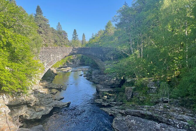 Day tour to Isle of Skye and Fairy Pools from Inverness - Loch Ness and Urquhart Castle: the smart 5-minute stop
