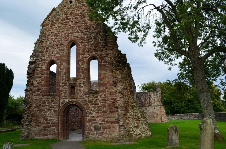 Inverness: Loch Ness Cruise, Castle, and Outlander Tour - Comfort and Practicalities: What to Pack for a Stone + Lake Day