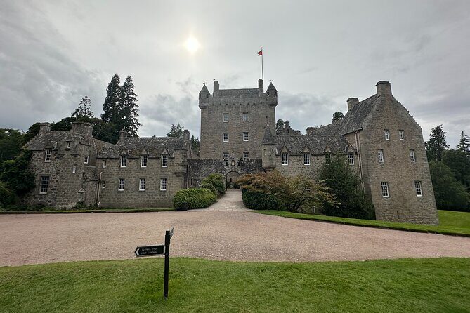 Loch Ness Tour: Day Trip to Loch Ness, Outlander Sites and More - Urquhart Castle: the Loch Ness viewpoint that actually has layers